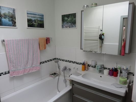 Bad 1 mit Badewanne