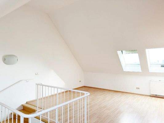 Schlafzimmer mit Blick Richtung Treppe zum unteren Bereich