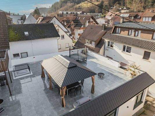 ...komplett gefliest mit Pergola-Pavillon (21 m²)