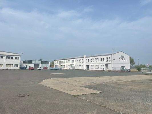 Freiflächen und Bürogebäude