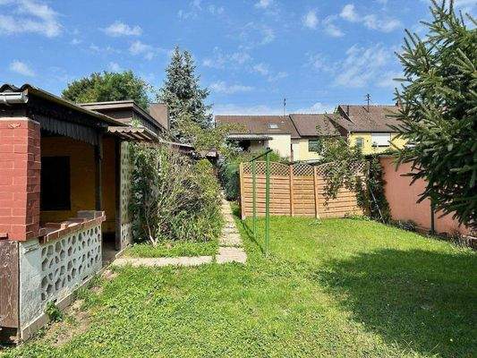 Blick vom Gartenhaus in Richtung Haus