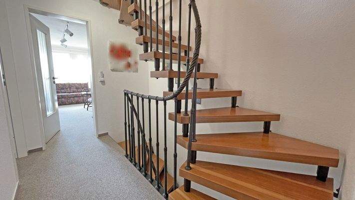 OG Flur und Treppe ins DG