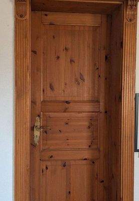 Sehr schöne Holztüren sorgen für ein gemütliches Ambiente