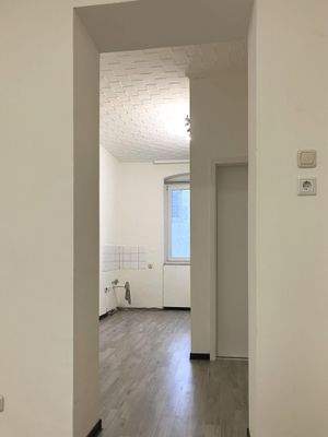 Wohn-/Schlafzimmer, Blick zur Küche, rechts Duschbad