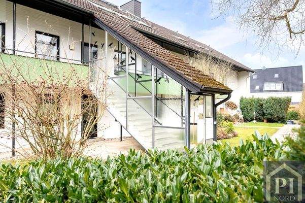 Überdachte Außentreppe zum Eingang