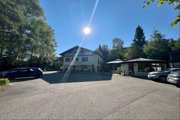 Westansicht mit vielen Parkmöglichkeiten