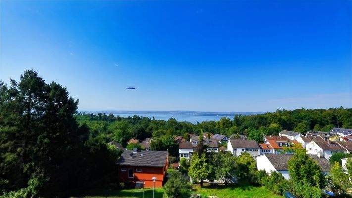 Fernblick auf Bodensee, Alpen und Zepellin