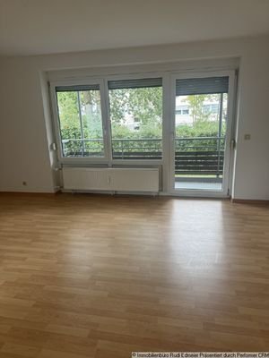 Wohnzimmer mit Balkon