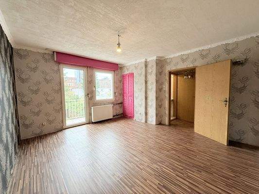 Schladzimmer mit Zugang zum Balkon OG