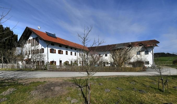 Hausansicht Hof und Altbestand Abbruch