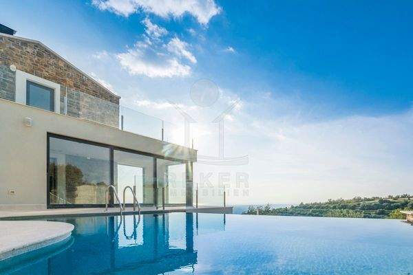 Sorgenfreie Harmonie mit Meerblick im tollen Pool