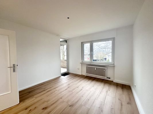 Schlafzimmer mit Zugang zum Balkon