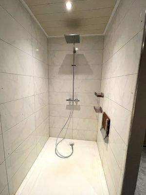 Innen_Badezimmer_Dusche+WC_Haus 2_EG.jpeg