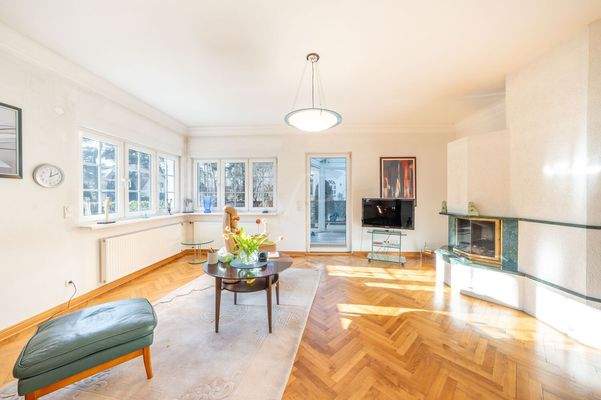 Wohnzimmer mit Kamin