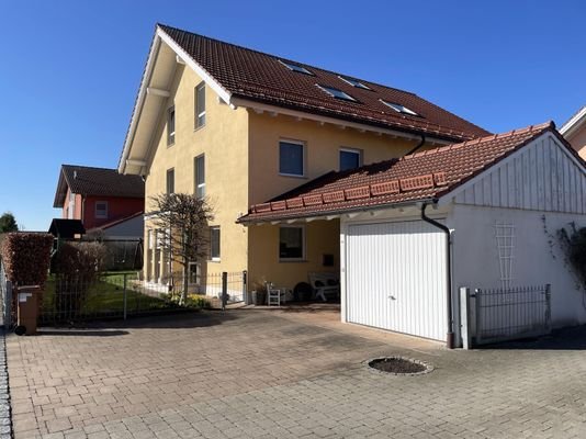 Zufahrt und Ostgarten