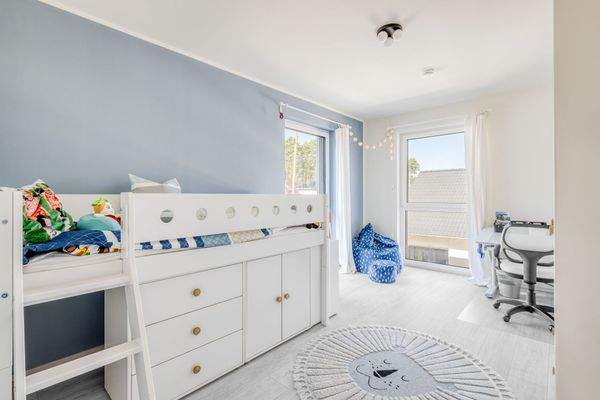 Freundlich gestaltetes Zimmer mit großzügigen Lichteinfall - ideal als Kinder- oder Arbeitszimmer