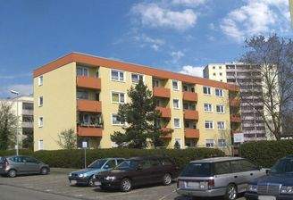 Seitliche Ansicht Wohngebäude mit Balkonen