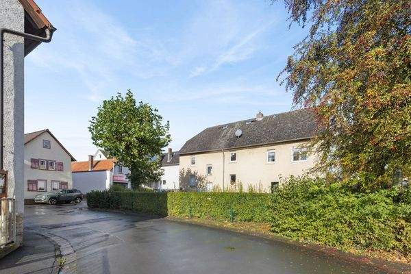 Bestandshaus von der Strasse aus