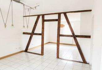 Wohnzimmer mit Raumteiler