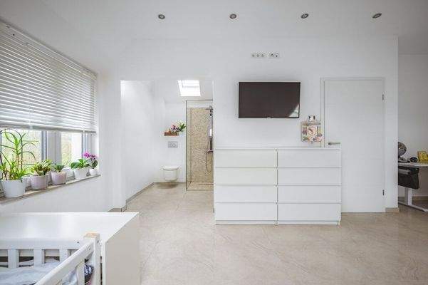 Dachstudio mit Blick ins Bad