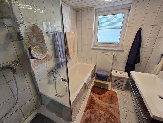 Bad mit Dusche und Badewanne