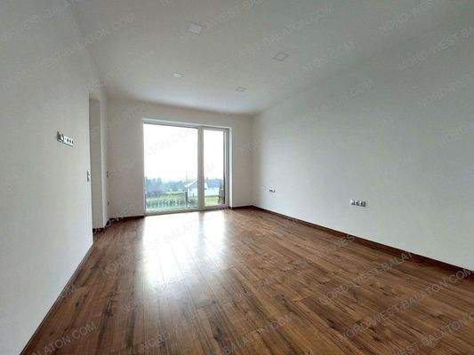 Schlafzimmer mit bodentiefen Fenstern