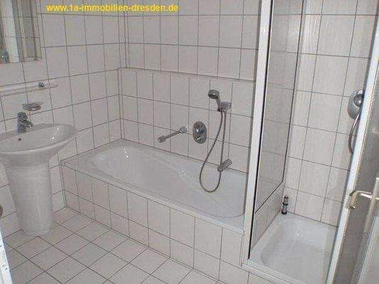 Bad mit Wanne und Dusche ohne Fenster