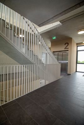 Treppenhaus mit Aufzug