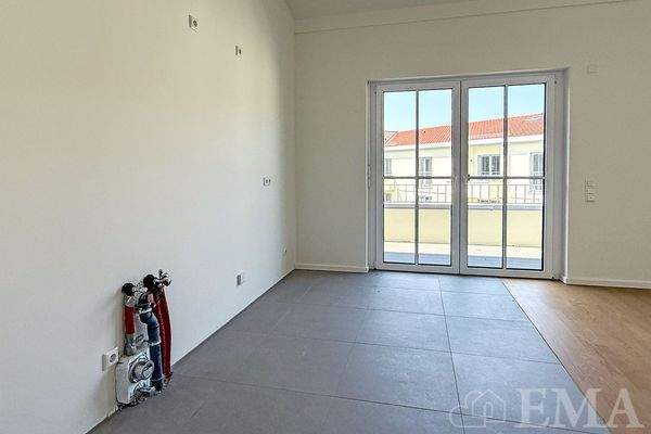 Küche mit Balkonzugang