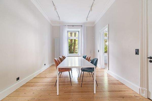 Zimmer mit Zugang zur offenen Küche