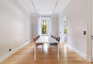 Zimmer mit Zugang zur offenen Küche