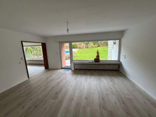 Wohnzimmer mit Blick auf Terrasse & garten.JPG