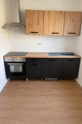 Moderne Küche mit Holz und Schwarz