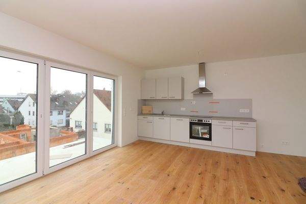 Neue Einbauküche im Wohn-Eßbereich mit Zugang zum Balkon