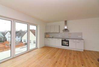 Neue Einbauküche im Wohn-Eßbereich mit Zugang zum Balkon