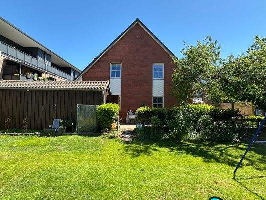 Seitliche Ansicht aus dem Garten