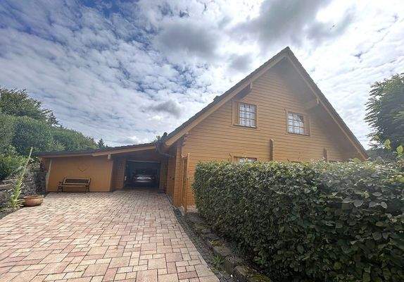 Einfahrt mit Garage und Hoffläche 