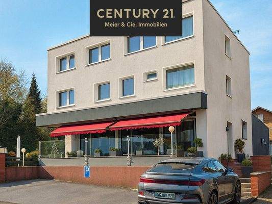 Moderne Stadtvilla mit Porsche und Terrasse