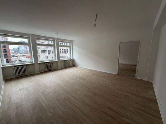 Büro 2 mit Blick zur Bürotür