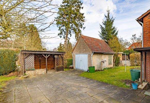 Außen - Garage und Holzunterstand