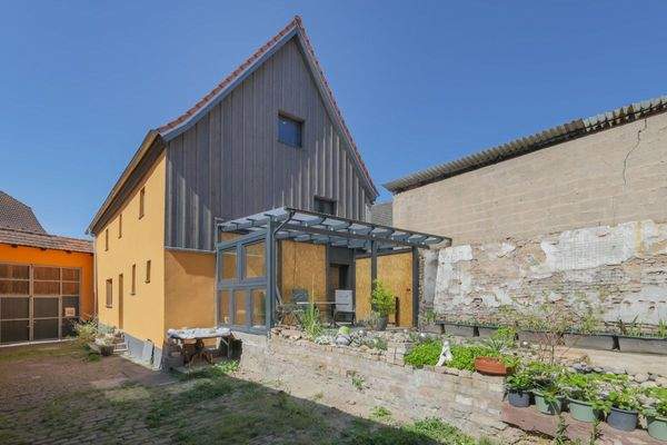 Hausrückseite mit Terrasse