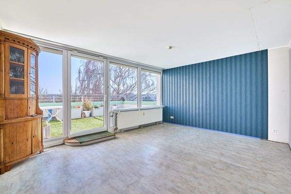 Wohnraum mit Zugang zur großen Terrasse