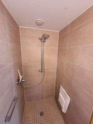 Dusche in der Schwimmhalle