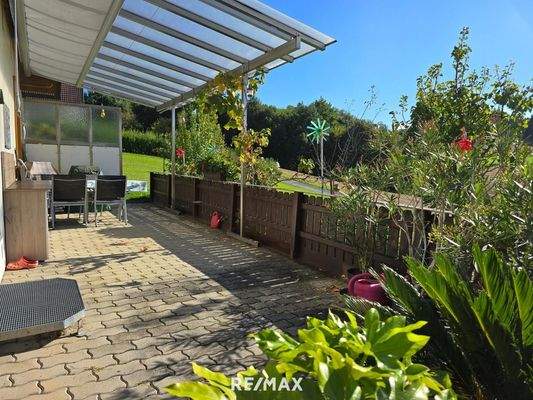 teilweise überdachte Terrasse