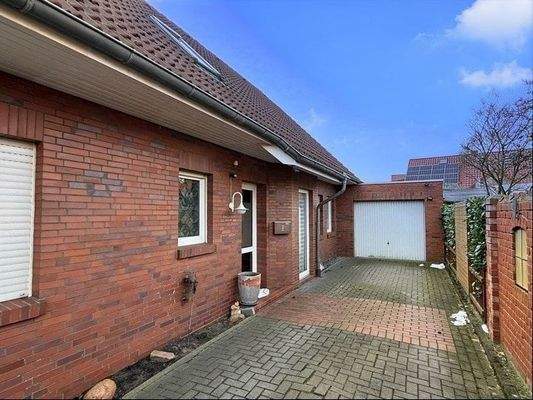 Hofauffahrt mit Eingang und Garage der hinteren DHH