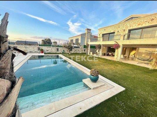 Detached Villa with Nature View and Swimming Pool in İzmir