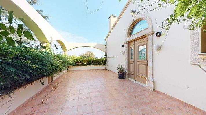 großer Außenbereich vor dem Eingang