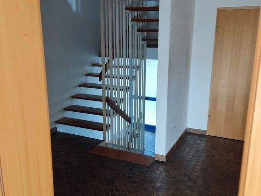 Flur EG mit Treppenhaus