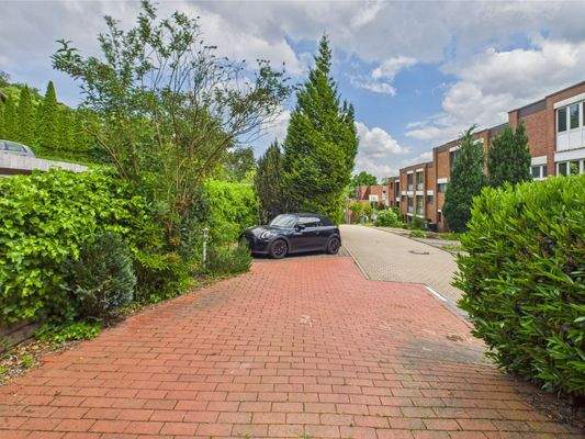 Auffahrt mit PKW-Stellplätzen