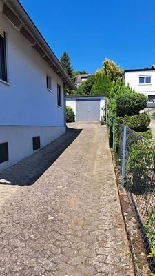 Hofeinfahrt mit Garage